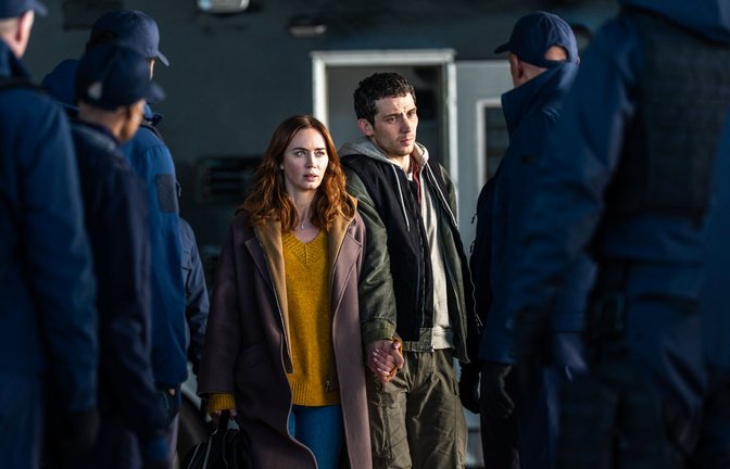 Wettermoderatorin Margaret Fairchild (Emily Blunt) und Cybersicherheitsexperte Daniel Kellner (Josh O'Connor) werden gejagt.<span class='image-autor'>Foto: Niko Tavernise/Universal Pictures/dpa</span>