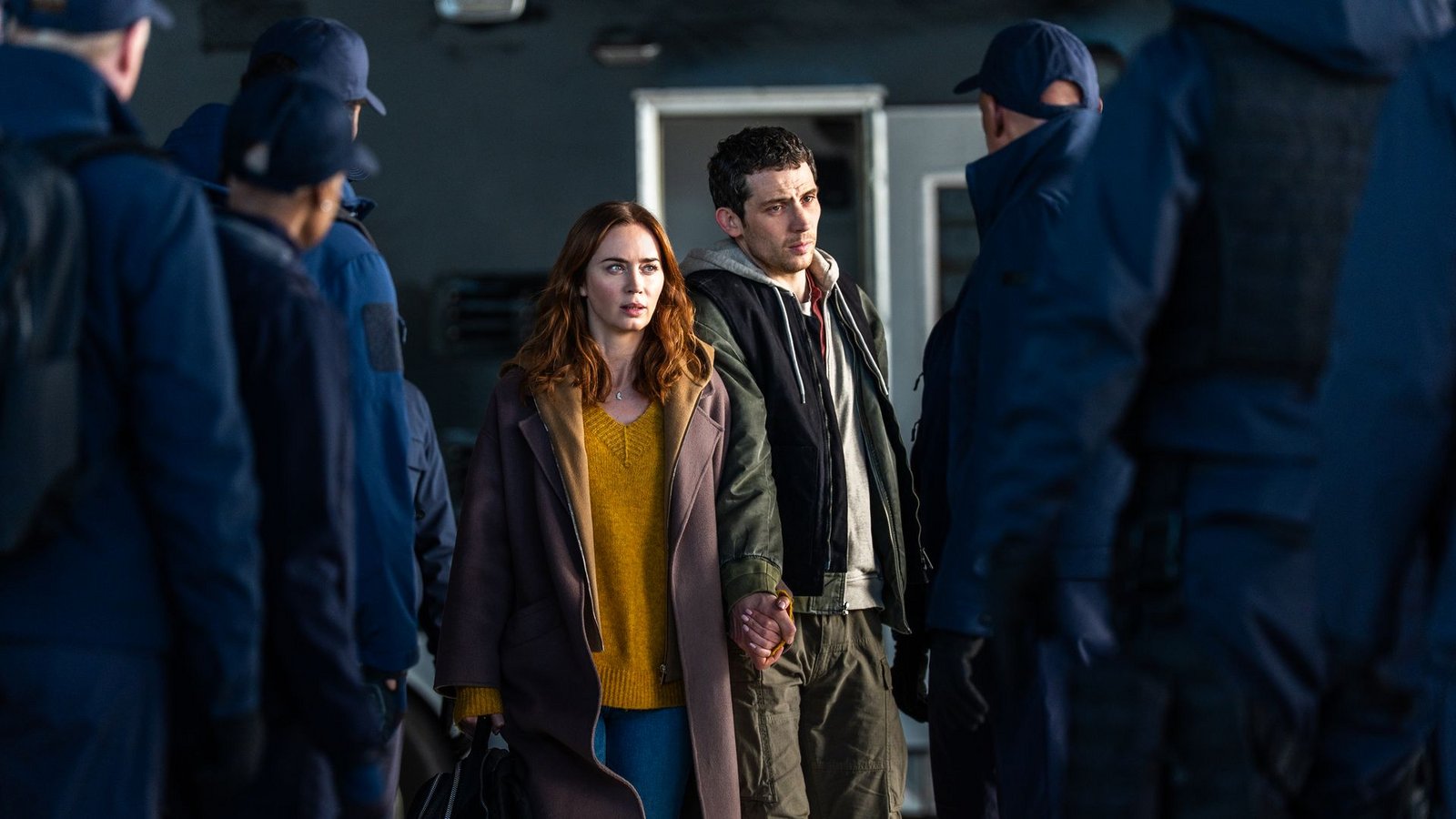 Wettermoderatorin Margaret Fairchild (Emily Blunt) und Cybersicherheitsexperte Daniel Kellner (Josh O'Connor) werden gejagt.Foto: Niko Tavernise/Universal Pictures/dpa Wettermoderatorin Margaret Fairchild (Emily Blunt) und Cybersicherheitsexperte Daniel Kellner (Josh O'Connor) werden gejagt.Foto: Niko Tavernise/Universal Pictures/dpa
