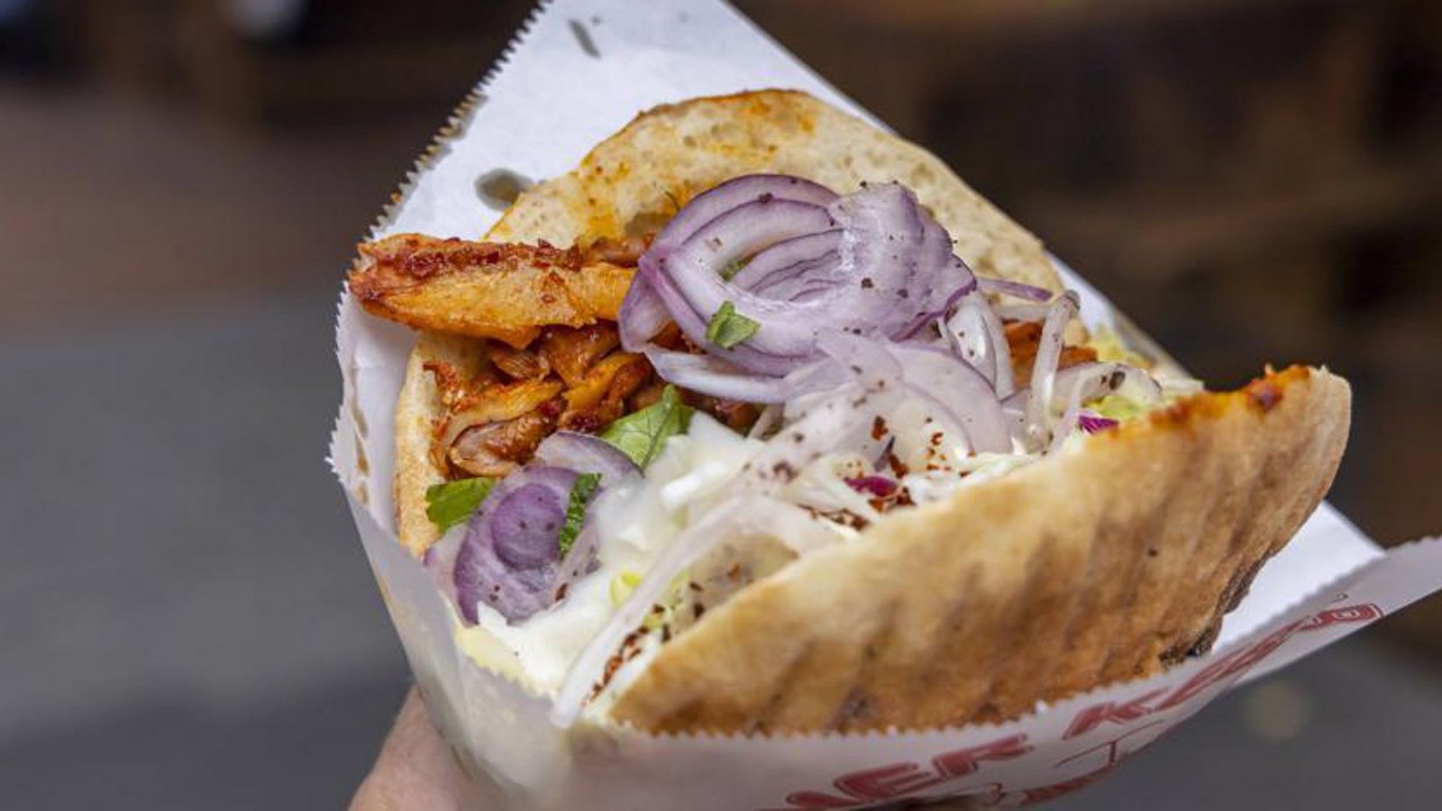 Döner für 3,50 Euro steht auf der Agenda der Dönerpartei (Symbolfoto).Foto: IMAGO/Arnulf Hettrich