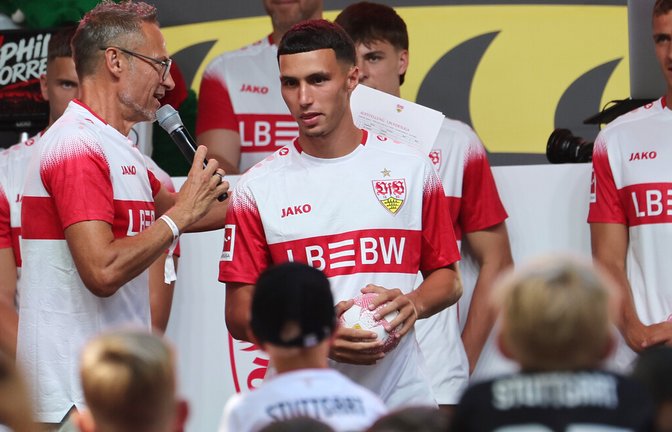 Gefragter Offensivspieler: Bilal El Khannouss (Mitte, mit Stadionsprecher Holger<span class='image-autor'>Foto: Baumann</span>