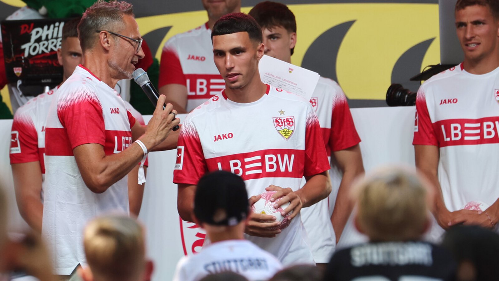 Gefragter Offensivspieler: Bilal El Khannouss (Mitte, mit Stadionsprecher HolgerFoto: Baumann Gefragter Offensivspieler: Bilal El Khannouss (Mitte, mit Stadionsprecher HolgerFoto: Baumann