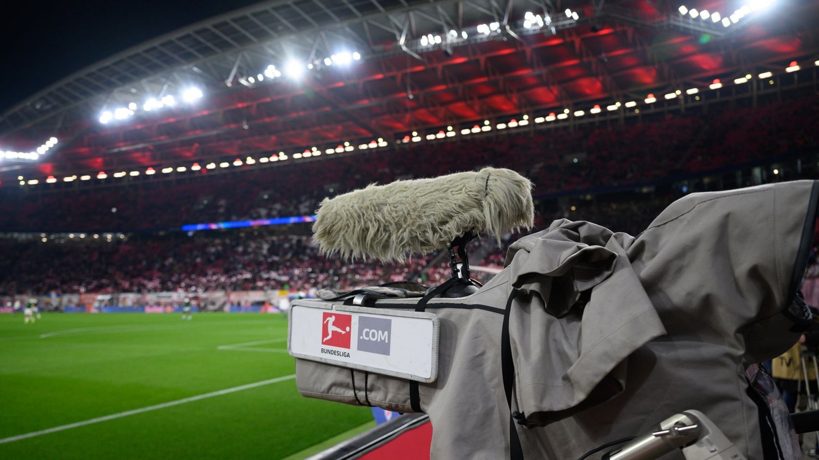 DAZN hat die gerade fällig gewordene Rate des TV-Geldes an die Deutsche Fußball Liga (DFL) überwiesen. (Symbolbild)Foto: dpa/Robert Michael