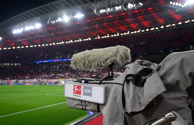 DAZN hat die gerade fällig gewordene Rate des TV-Geldes an die Deutsche Fußball Liga (DFL) überwiesen. (Symbolbild)<span class='image-autor'>Foto: dpa/Robert Michael</span>