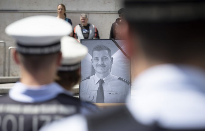 Trauerfeier für den am 31. Mai 2024 in Mannheim ermordeten Polizisten Rouven Laur auf dem Stuttgarter Rathausplatz: Angeklagter will zur Tat aussagen.<span class='image-autor'>Foto: Lichtgut/Julian Rettig</span>
