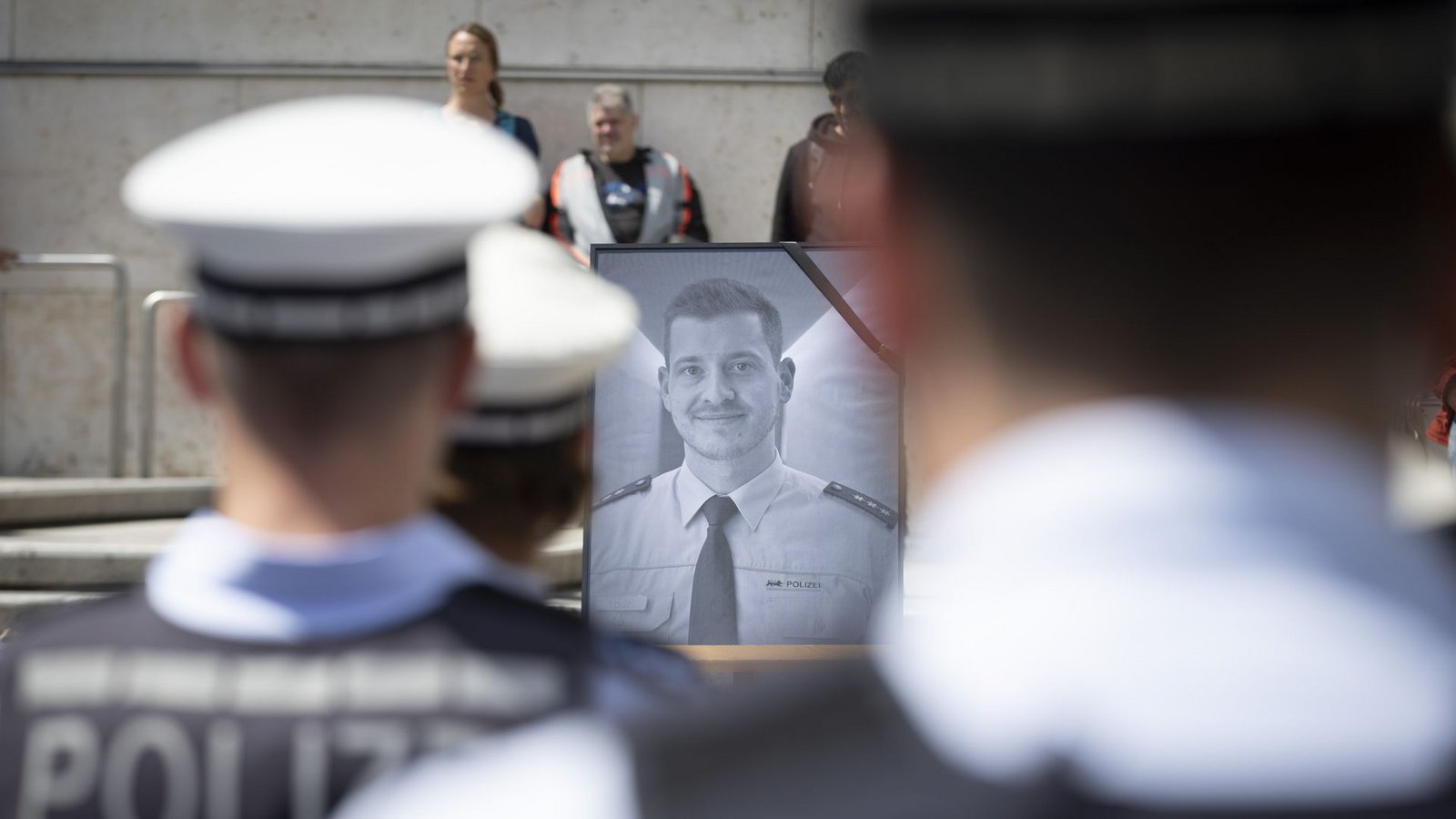 Trauerfeier für den am 31. Mai 2024 in Mannheim ermordeten Polizisten Rouven Laur auf dem Stuttgarter Rathausplatz: Angeklagter will zur Tat aussagen.Foto: Lichtgut/Julian Rettig Trauerfeier für den am 31. Mai 2024 in Mannheim ermordeten Polizisten Rouven Laur auf dem Stuttgarter Rathausplatz: Angeklagter will zur Tat aussagen.Foto: Lichtgut/Julian Rettig