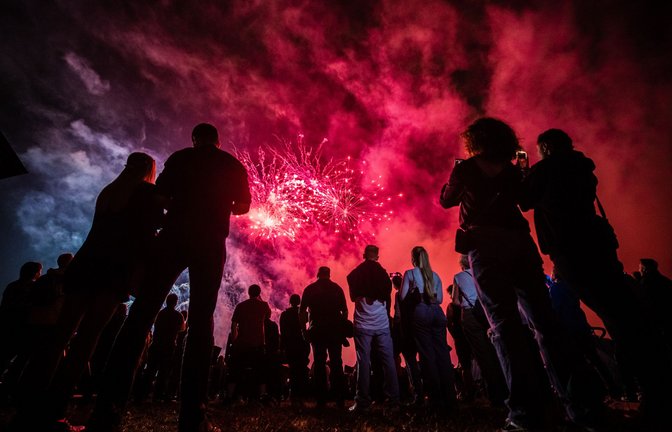 Großfeuerwerke wie das Feuerwerksfestival „Flammende Sterne“ in Ostfildern ziehen viele Menschen an.<span class='image-autor'>Foto: dpa/Christoph Schmidt</span>