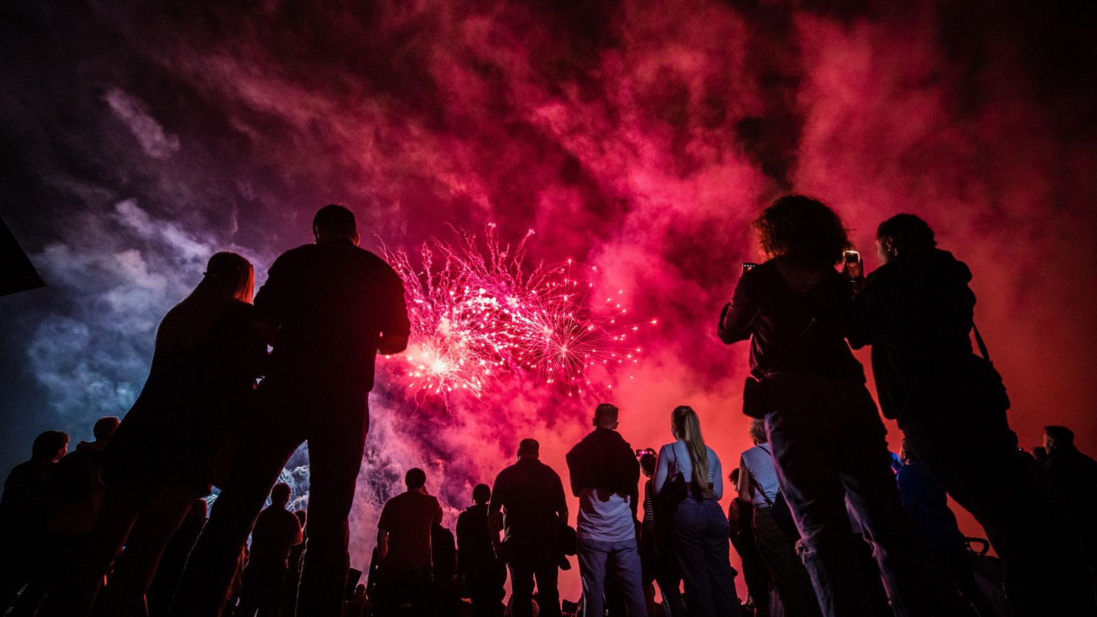 Großfeuerwerke wie das Feuerwerksfestival „Flammende Sterne“ in Ostfildern ziehen viele Menschen an.Foto: dpa/Christoph Schmidt