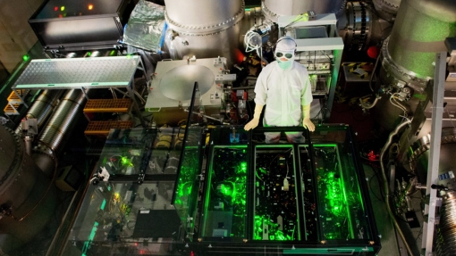 Ein Wissenschaftler optimiert ein Teilsystem im Gravitationswellendetektor GEO600 in Ruthe bei Hannover.Foto: dpa Ein Wissenschaftler optimiert ein Teilsystem im Gravitationswellendetektor GEO600 in Ruthe bei Hannover.Foto: dpa