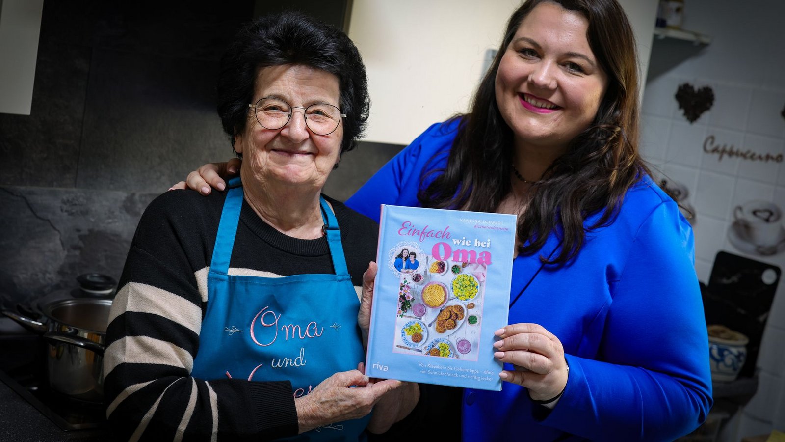 Von der Küche in die Sozialen Medien - und jetzt in ein Kochbuch: Die Rezepte von Vanessa und ihrer Oma Annemarie sind jetzt auch dort zu lesen.Foto: Christoph Reichwein/dpa