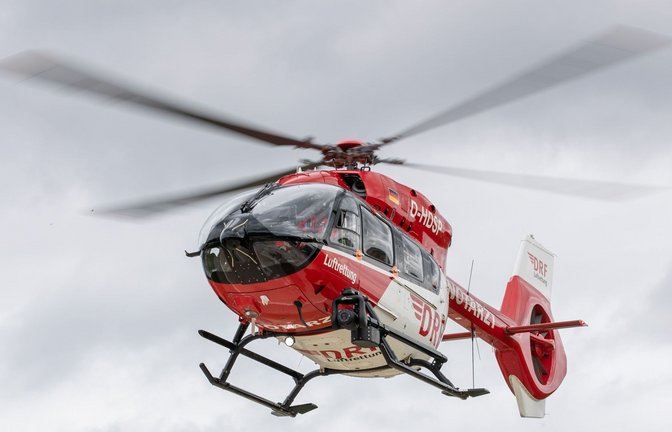 Einsatzkräfte brachten den Jugendlichen mit einem Hubschrauber in eine Klinik. (Symbolbild)<span class='image-autor'>Foto: Daniel Karmann/dpa/Daniel Karmann</span>