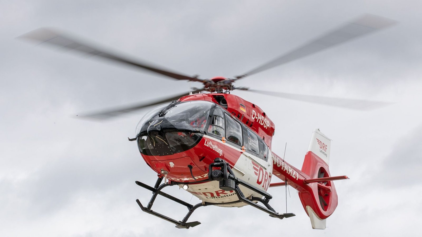 Einsatzkräfte brachten den Jugendlichen mit einem Hubschrauber in eine Klinik. (Symbolbild)Foto: Daniel Karmann/dpa/Daniel Karmann Einsatzkräfte brachten den Jugendlichen mit einem Hubschrauber in eine Klinik. (Symbolbild)Foto: Daniel Karmann/dpa/Daniel Karmann