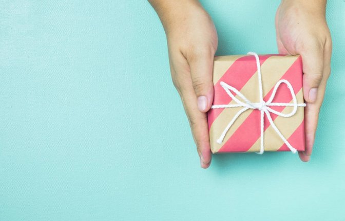 Erfahren Sie, wie Wichteln funktioniert und welche Regeln es gibt. Außerdem haben wir die beliebtesten Wichtel-Varianten für Sie zusammengefasst.<span class='image-autor'>Foto: Ammily CP / Shutterstock.com</span>