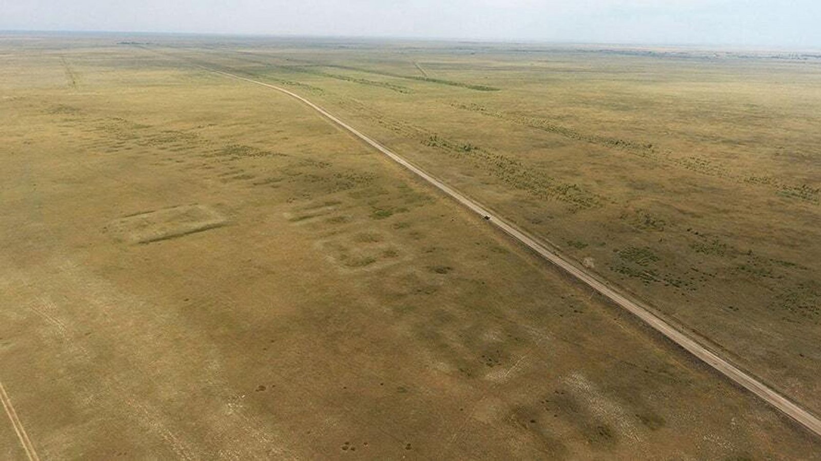 Die Drohnenaufnahme zeigt Überreste von Semiyarka – einer vor 3600 Jahren riesigen Siedlung in der kasachischen Steppe . Die dunklen Rechtecke kennzeichnen einstige Häuser.Foto: © Peter J. Brown Die Drohnenaufnahme zeigt Überreste von Semiyarka – einer vor 3600 Jahren riesigen Siedlung in der kasachischen Steppe . Die dunklen Rechtecke kennzeichnen einstige Häuser.Foto: © Peter J. Brown