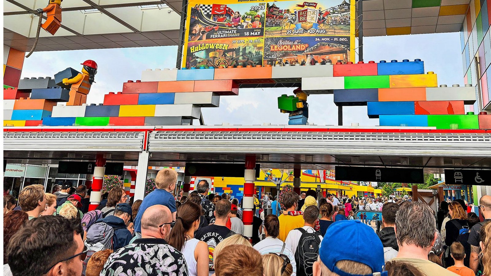 Familien auf der Zielgeraden: Der Eingangsbereich des Legoland Billund bei der Lego-Manufaktur in Dänemark.Foto: IMAGO/Marc Schüler Familien auf der Zielgeraden: Der Eingangsbereich des Legoland Billund bei der Lego-Manufaktur in Dänemark.Foto: IMAGO/Marc Schüler