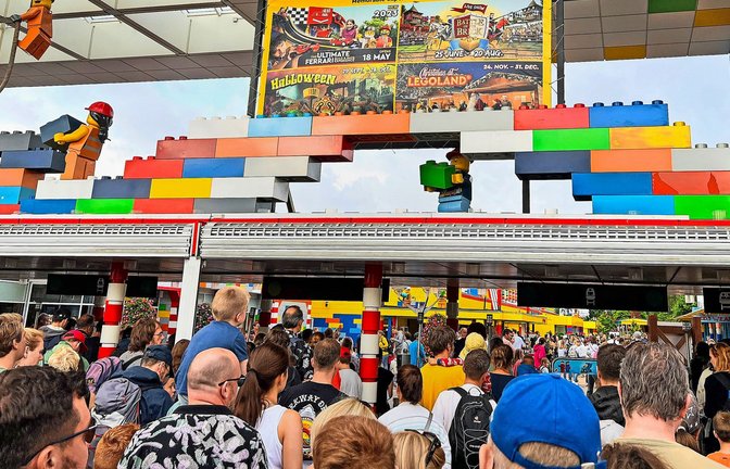 Familien auf der Zielgeraden: Der Eingangsbereich des Legoland Billund  bei der Lego-Manufaktur in Dänemark.<span class='image-autor'>Foto: IMAGO/Marc Schüler</span>