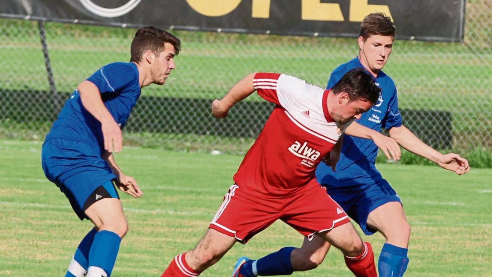 Aggressives Forepressing hat Häfnerhaslach in der Vergangenheit erfolgreich gemacht. Hier setzen Maik Kheim und Riccardo Capritta Hohenhaslachs Stefan Hellwig (Mitte) unter Druck. Foto: Nachreiner