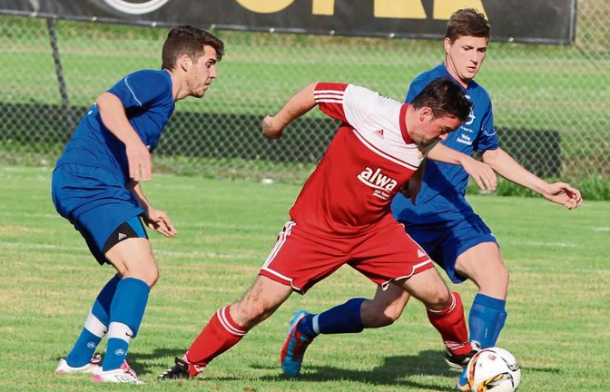 Aggressives Forepressing hat Häfnerhaslach in der Vergangenheit erfolgreich gemacht. Hier setzen Maik Kheim und Riccardo Capritta Hohenhaslachs Stefan Hellwig (Mitte) unter Druck. Foto: Nachreiner