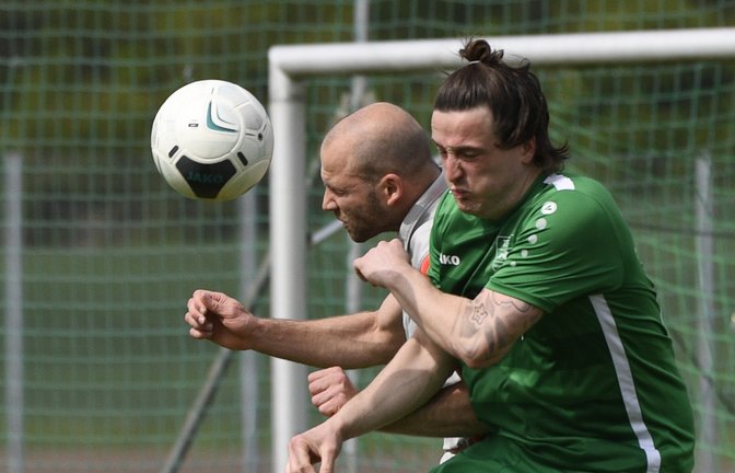 Der TSV Kleinglattbach (links Jonas Mühleisen) verliert mit 0:3 gegen Georgios Katsanidis und den VfR Sersheim. <span class='image-autor'>Foto: Leitner</span>