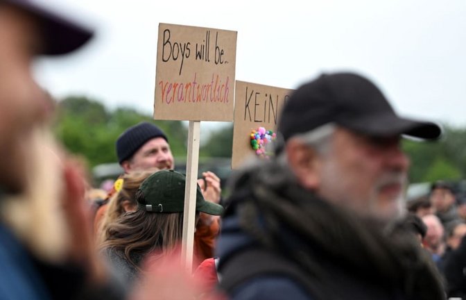 Am Vatertag demonstrierten unter dem Motto „Come on, Boys! – aka Der Bollerwagen der Würde“ auf dem Heiligengeistfeld zahlreiche Menschen gegen Gewalt an Frauen.<span class='image-autor'>Lilli Förter/dpa</span>