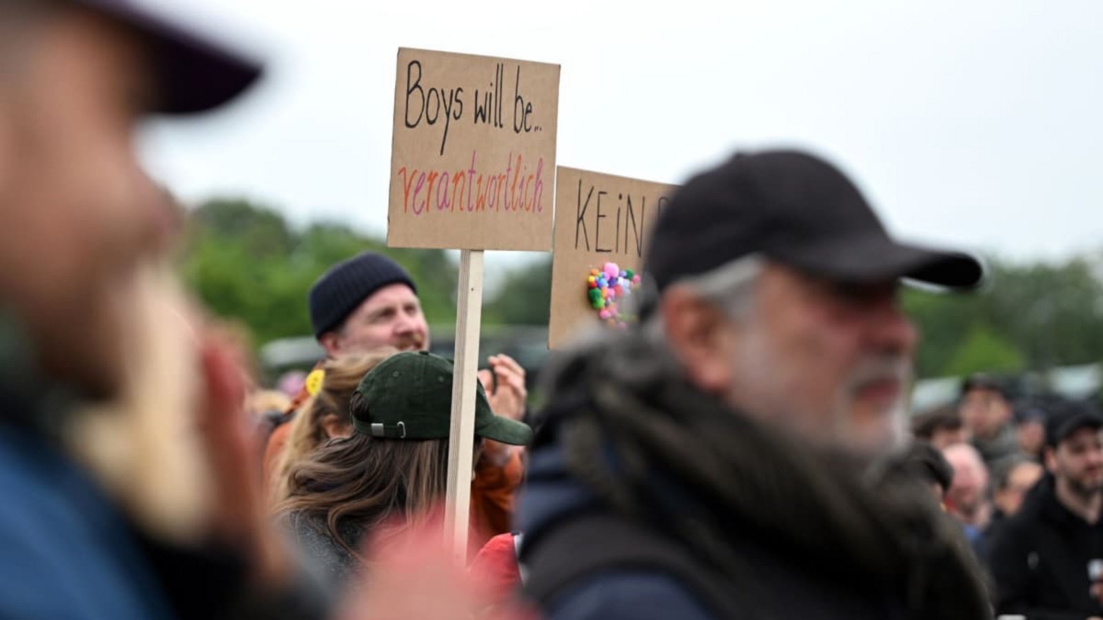 Am Vatertag demonstrierten unter dem Motto „Come on, Boys! – aka Der Bollerwagen der Würde“ auf dem Heiligengeistfeld zahlreiche Menschen gegen Gewalt an Frauen.Lilli Förter/dpa Am Vatertag demonstrierten unter dem Motto „Come on, Boys! – aka Der Bollerwagen der Würde“ auf dem Heiligengeistfeld zahlreiche Menschen gegen Gewalt an Frauen.Lilli Förter/dpa