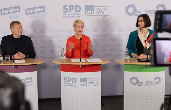 Auf einer Pressekonferenz zu den Koalitionsverhandlungen von SPD, Grünen und Linken im Schweriner Schloss spricht Ministerpräsidentin Manuela Schwesig (SPD, M) neben Claudia Müller (Grüne) und Linken-Landeschef Hennis Herbst.<span class='image-autor'>Ulrich Perrey/dpa</span>