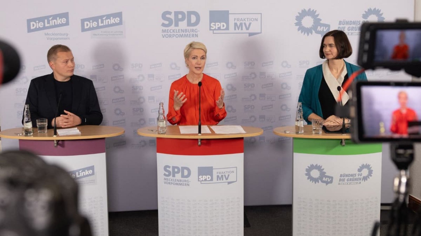 Auf einer Pressekonferenz zu den Koalitionsverhandlungen von SPD, Grünen und Linken im Schweriner Schloss spricht Ministerpräsidentin Manuela Schwesig (SPD, M) neben Claudia Müller (Grüne) und Linken-Landeschef Hennis Herbst.Ulrich Perrey/dpa Auf einer Pressekonferenz zu den Koalitionsverhandlungen von SPD, Grünen und Linken im Schweriner Schloss spricht Ministerpräsidentin Manuela Schwesig (SPD, M) neben Claudia Müller (Grüne) und Linken-Landeschef Hennis Herbst.Ulrich Perrey/dpa