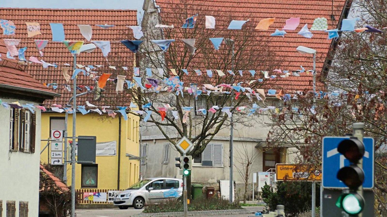 Mit Fähnchen ist Sachsenheim für das große Narrentreffen am Wochenende geschmückt. Foto: Bögel Mit Fähnchen ist Sachsenheim für das große Narrentreffen am Wochenende geschmückt. Foto: Bögel