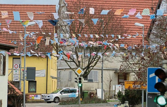 Mit Fähnchen ist Sachsenheim für das große Narrentreffen am Wochenende geschmückt. Foto: Bögel