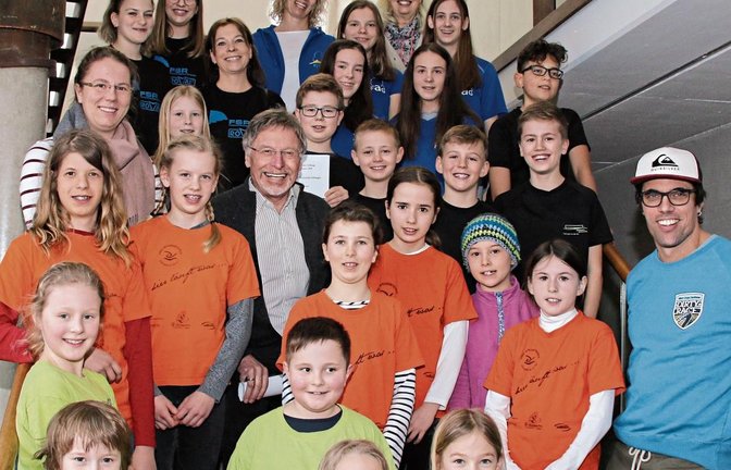 Preisübergabe an die fünf Schulen mit den höchsten Teilnehmerzahlen bei den Schülerläufen. In der Bildmitte Peter Klein. Foto: Bögel
