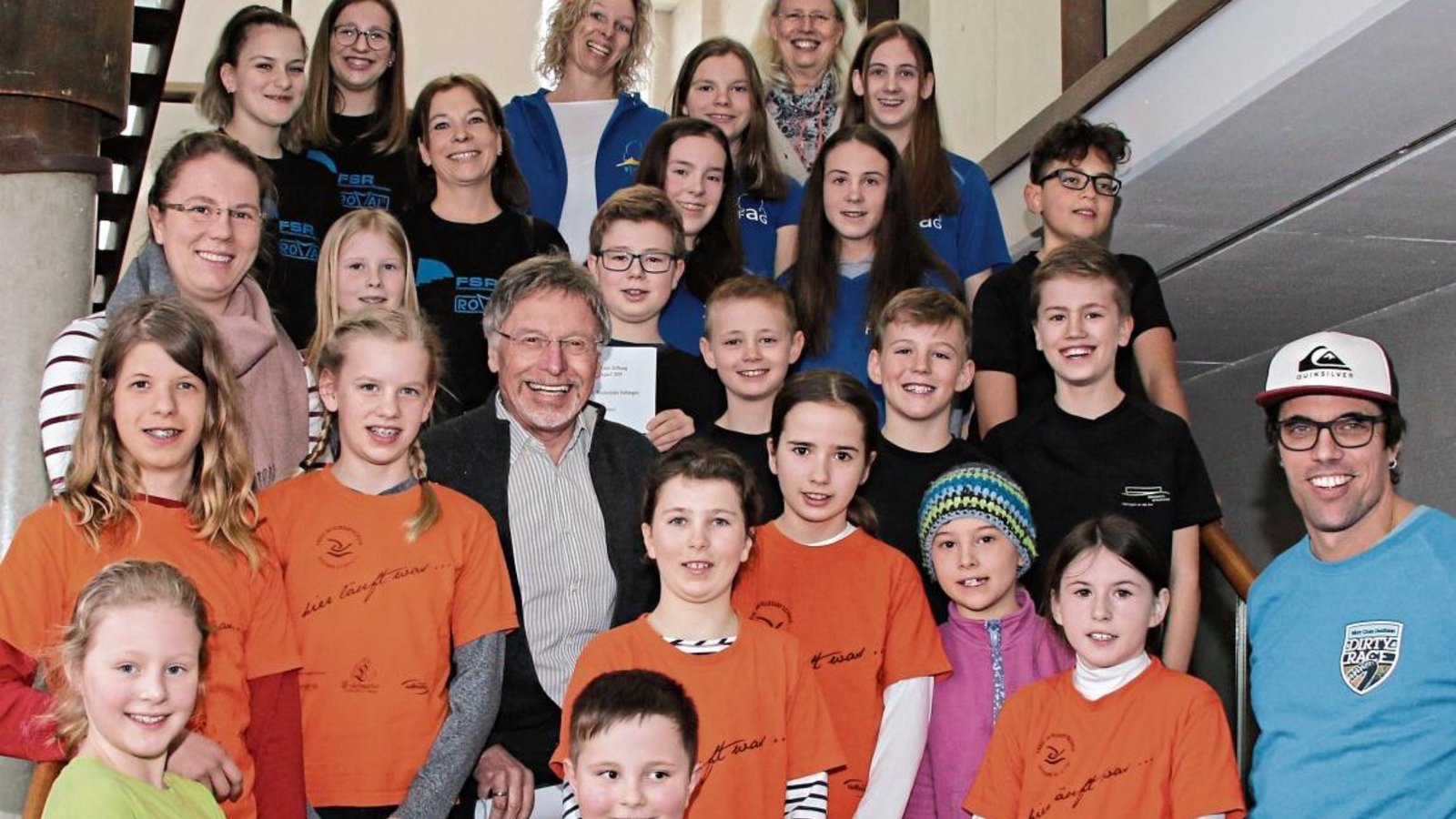 Preisübergabe an die fünf Schulen mit den höchsten Teilnehmerzahlen bei den Schülerläufen. In der Bildmitte Peter Klein. Foto: Bögel