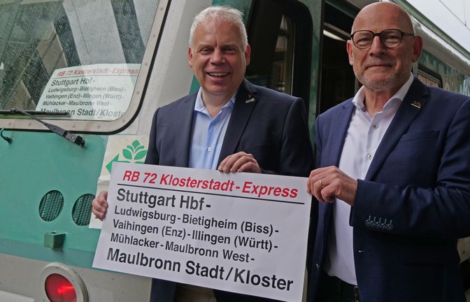 Ein Hauch Vergangenheit wehte mit dem Original-Schild am Hauptbahnhof Stuttgart, als Verkehrsminister Winfried Hermann (rechts) und Matthias Lieb vom VCD die Jubiläumsfahrt antraten.  <span class='image-autor'>Foto: Friedrich</span>