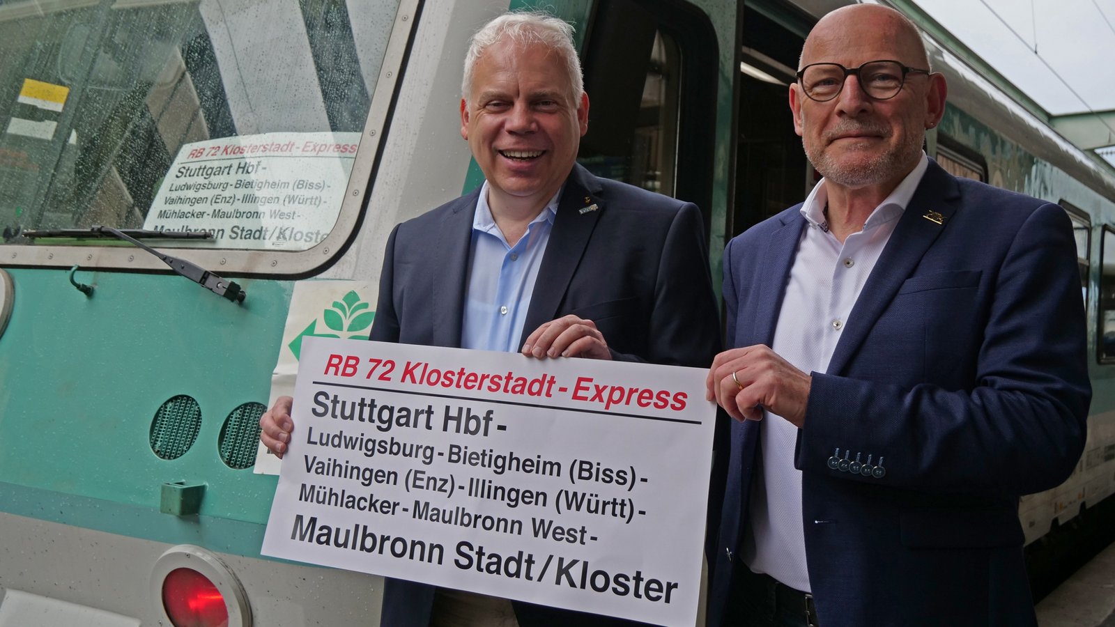 Ein Hauch Vergangenheit wehte mit dem Original-Schild am Hauptbahnhof Stuttgart, als Verkehrsminister Winfried Hermann (rechts) und Matthias Lieb vom VCD die Jubiläumsfahrt antraten. Foto: Friedrich Ein Hauch Vergangenheit wehte mit dem Original-Schild am Hauptbahnhof Stuttgart, als Verkehrsminister Winfried Hermann (rechts) und Matthias Lieb vom VCD die Jubiläumsfahrt antraten. Foto: Friedrich
