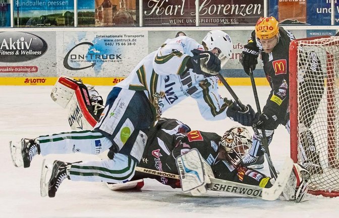 Große Chance für Mark Heatley, doch er kann die Scheibe nicht rechtzeitig kontrollieren und Jonas Langmann ist zur Stelle. Foto: Simecek