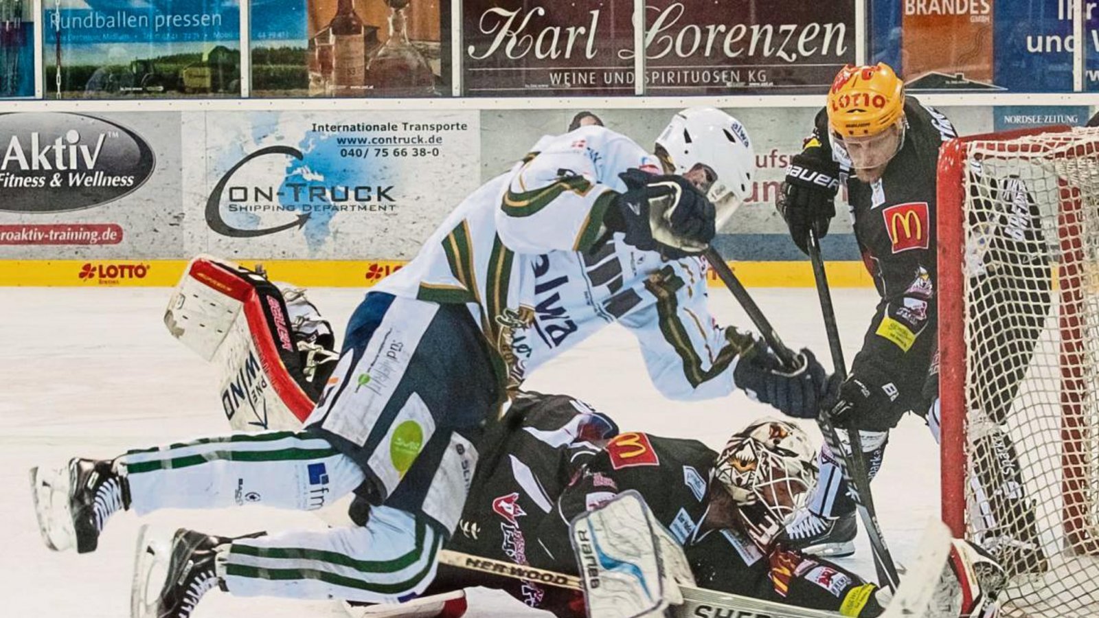 Große Chance für Mark Heatley, doch er kann die Scheibe nicht rechtzeitig kontrollieren und Jonas Langmann ist zur Stelle. Foto: Simecek Große Chance für Mark Heatley, doch er kann die Scheibe nicht rechtzeitig kontrollieren und Jonas Langmann ist zur Stelle. Foto: Simecek