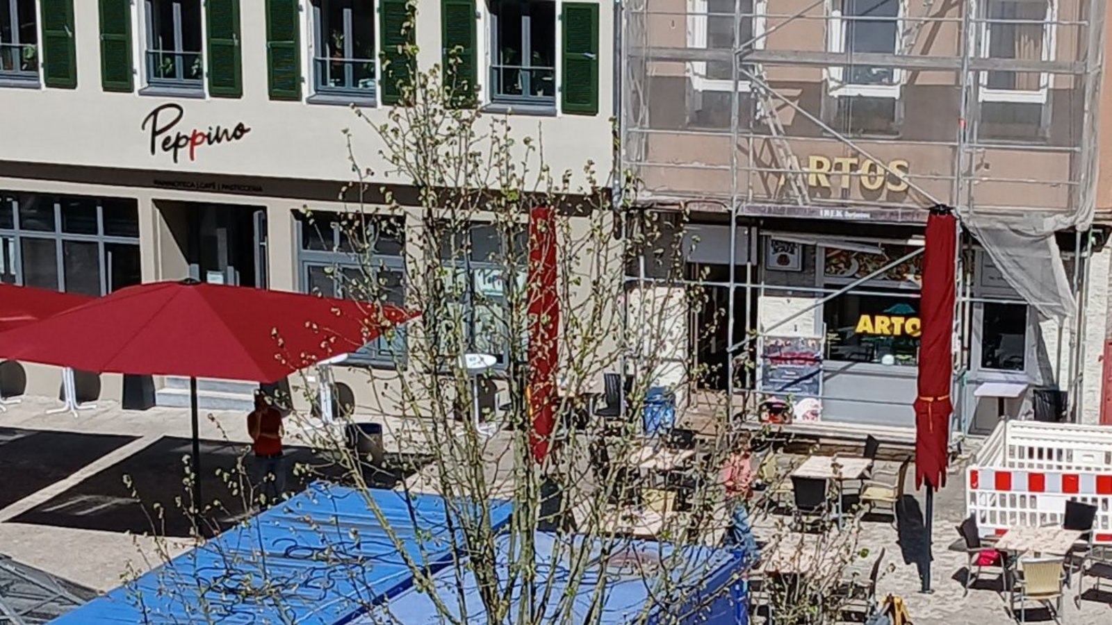 Ausgangslage: Die geschlossenen Schirme sehen größer aus.  Foto: Müller
