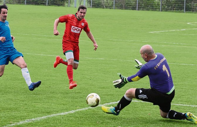 Roberto Ancona versucht, den Ball mit dem Außenrist an Raffaele Alessandro vorbeizulegen. Doch der FVK-Keeper klärt mit dem Fuß. Foto: Nachreiner