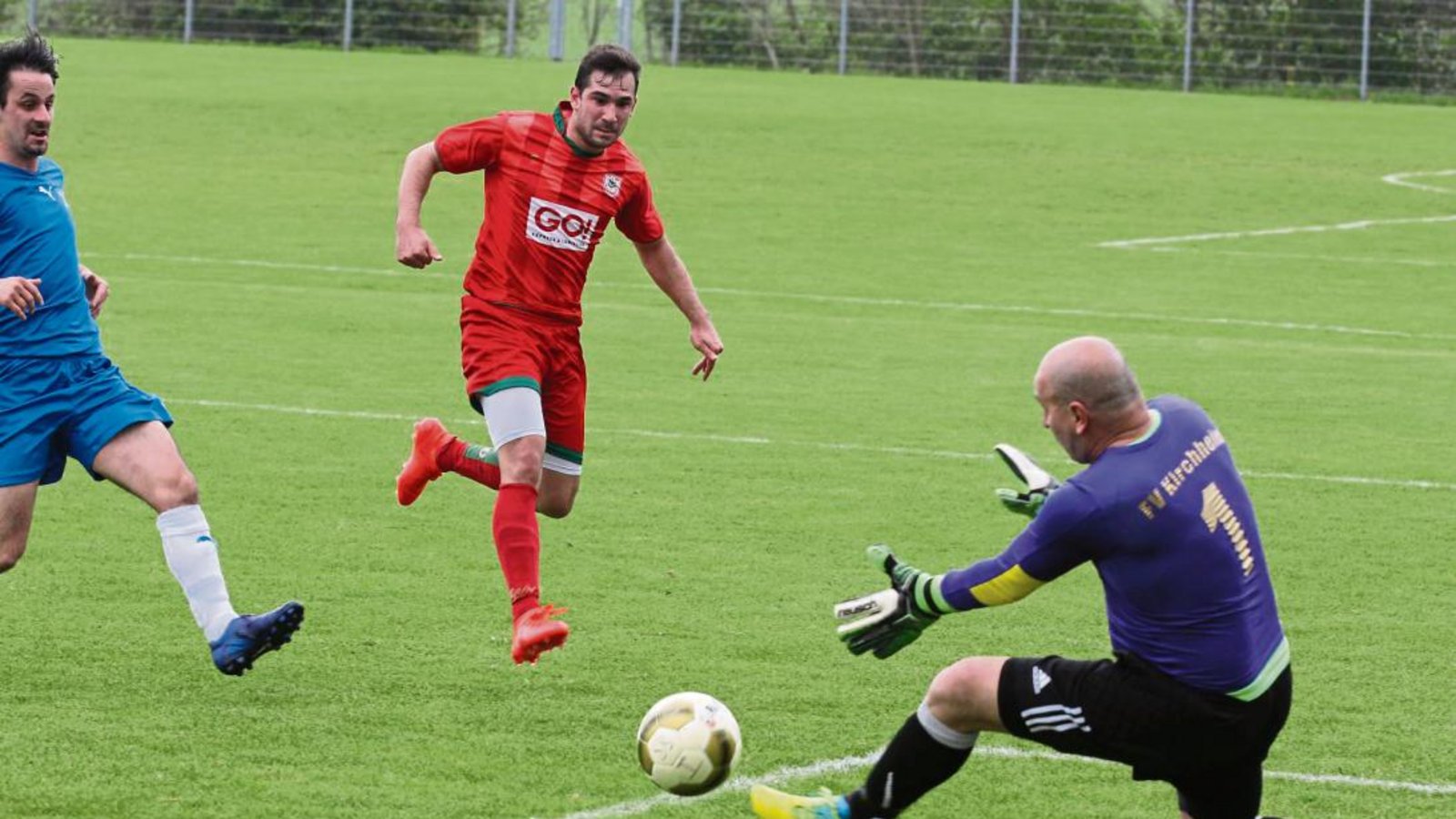Roberto Ancona versucht, den Ball mit dem Außenrist an Raffaele Alessandro vorbeizulegen. Doch der FVK-Keeper klärt mit dem Fuß. Foto: Nachreiner Roberto Ancona versucht, den Ball mit dem Außenrist an Raffaele Alessandro vorbeizulegen. Doch der FVK-Keeper klärt mit dem Fuß. Foto: Nachreiner
