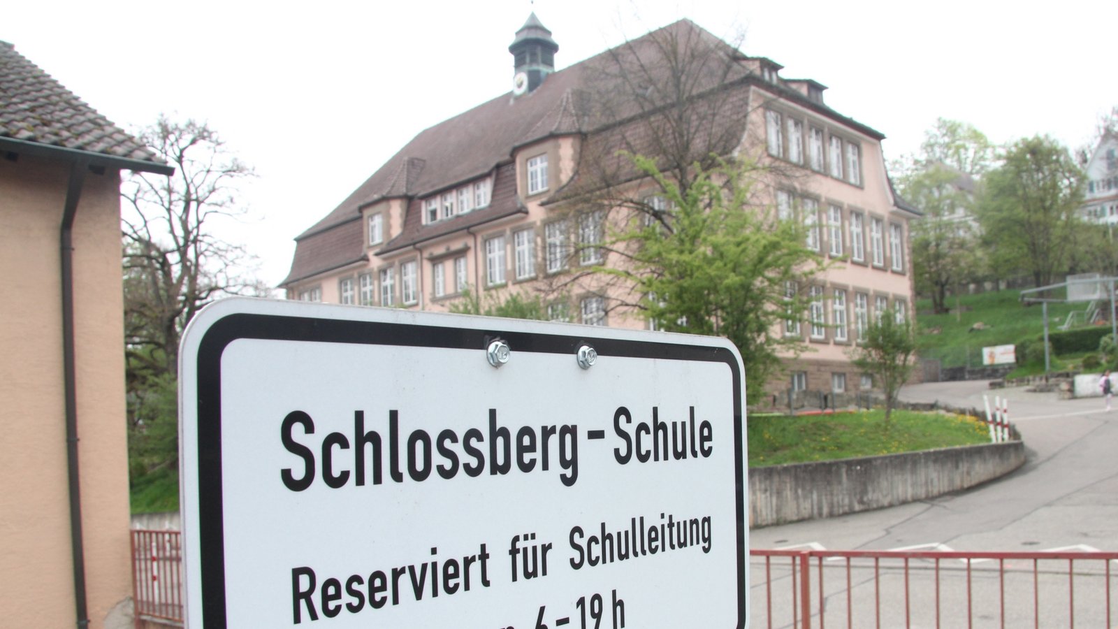 Soll zur autofreien Zone werden: das Areal vor der Schlossbergschule. Archivfoto: Banholzer
