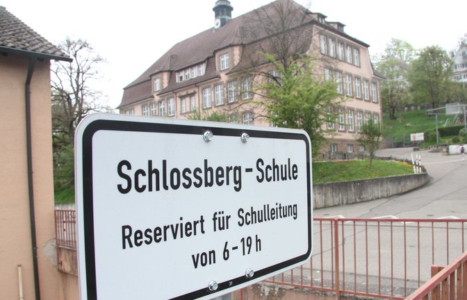 Soll zur autofreien Zone werden: das Areal vor der Schlossbergschule. Archivfoto: Banholzer