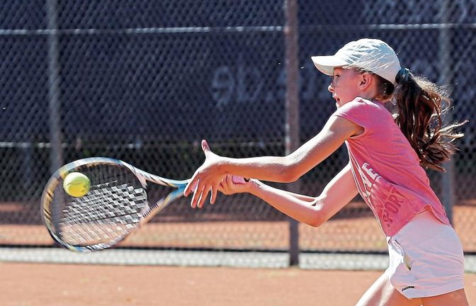 Lilly Bomberg vom TSC Vaihingen schlägt am Wochenende beim Kids-Cup auf.  Foto: Küppers