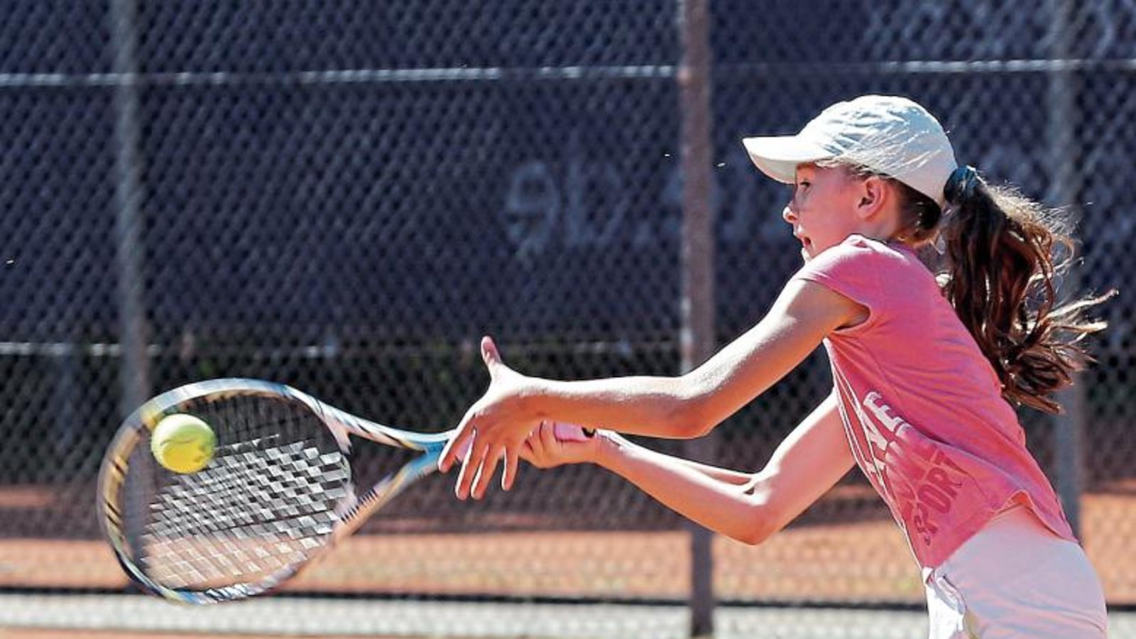Lilly Bomberg vom TSC Vaihingen schlägt am Wochenende beim Kids-Cup auf.  Foto: Küppers
