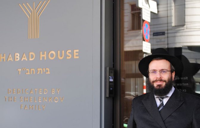 Boruch Ioffe vor dem Chabad-Haus in Wien. Hier trifft sich die jüdische Gemeinde zum Gebet.<span class='image-autor'>Patrick Guyton</span>