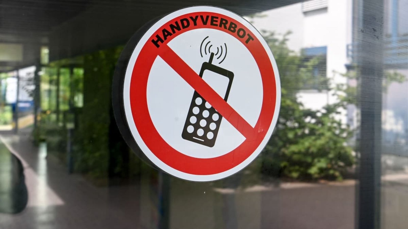Bisher gelten an vielen Schulen unterschiedliche Regeln für die Nutzung privater Digitalgeräte.Jens Kalaene/dpa