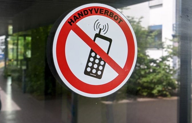 Bisher gelten an vielen Schulen unterschiedliche Regeln für die Nutzung privater Digitalgeräte.<span class='image-autor'>Jens Kalaene/dpa</span>