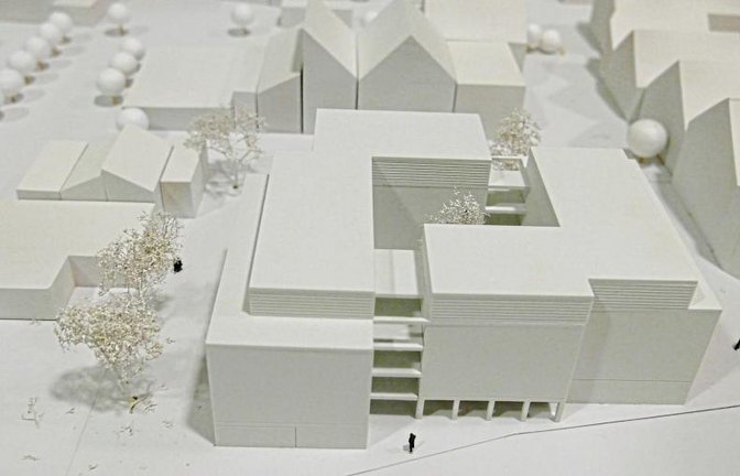 Das Konzeptmodell der Wettbewerbsgemeinschaft Paulus Wohnbau GmbH und Bodamer Faber Architekten BDA: In deren Entwurf ist unter anderem auch von betreuten Seniorenwohnungen für die Flächen in der Illinger Ortsmitte die Rede.  Fotos: Romanowski