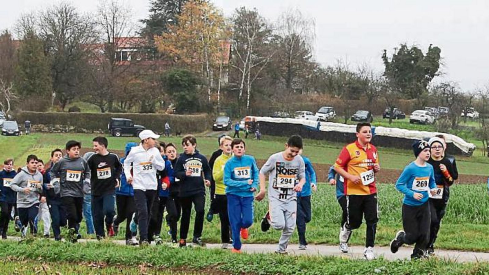 Einträchtig traben die Jungs der Altersklassen U 12, U 14 und U 16 vom Start an der Nussdorfer Gemeindehalle in Richtung Iptingen. Für die Schülerläufe haben in diesem Jahr 21 unterschiedliche Schulen Teilnehmer gemeldet – acht mehr als im Vorjahr.