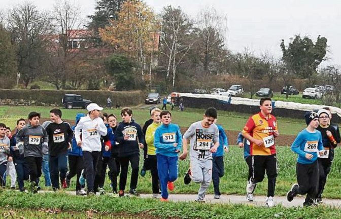 Einträchtig traben die Jungs der Altersklassen U 12, U 14 und U 16 vom Start an der Nussdorfer Gemeindehalle in Richtung Iptingen. Für die Schülerläufe haben in diesem Jahr 21 unterschiedliche Schulen Teilnehmer gemeldet – acht mehr als im Vorjahr.