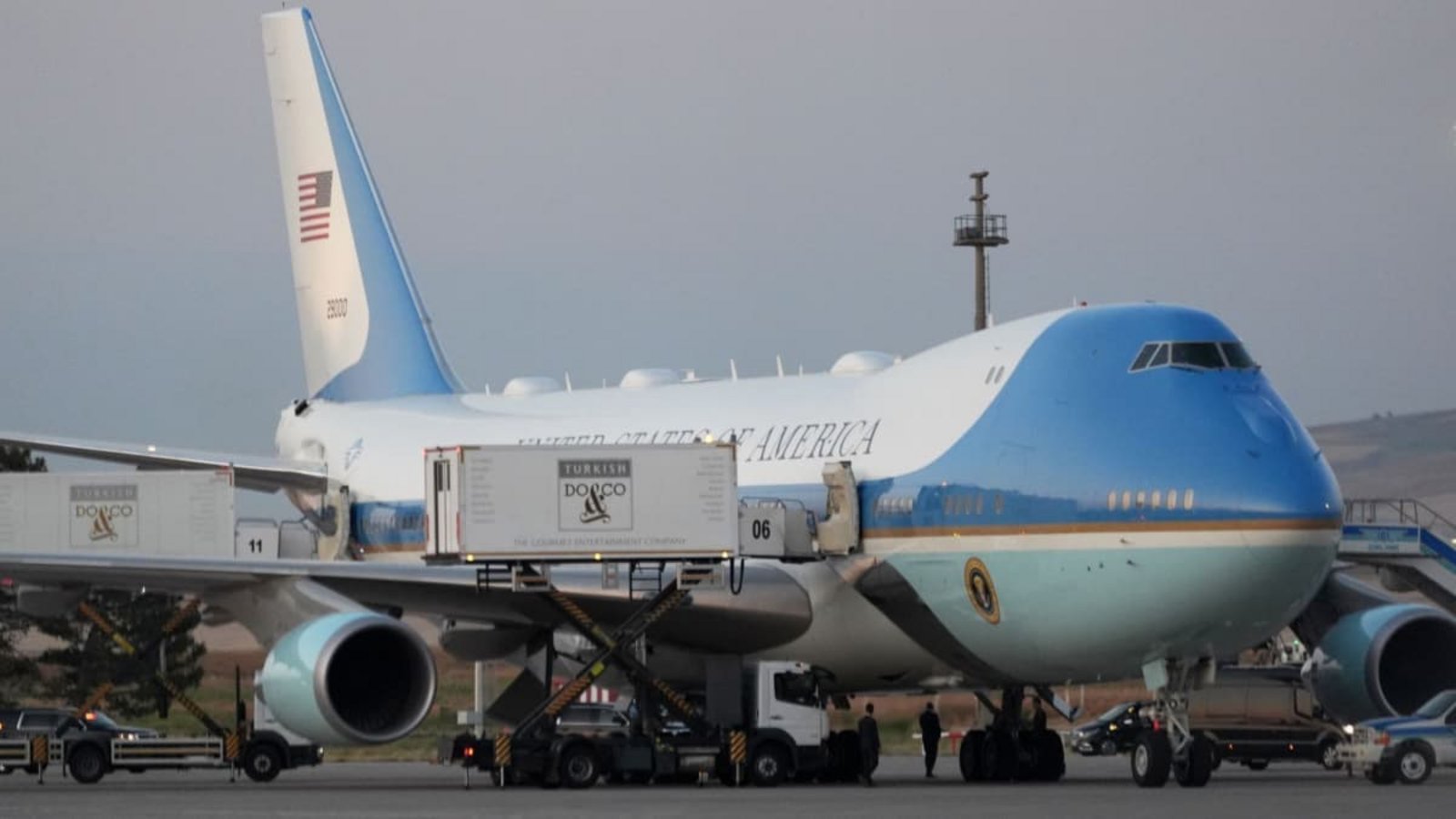 Die Air Force One verließ der US-Präsident im Catering-Laster. (Archivbild).Alex Brandon/AP/dpa