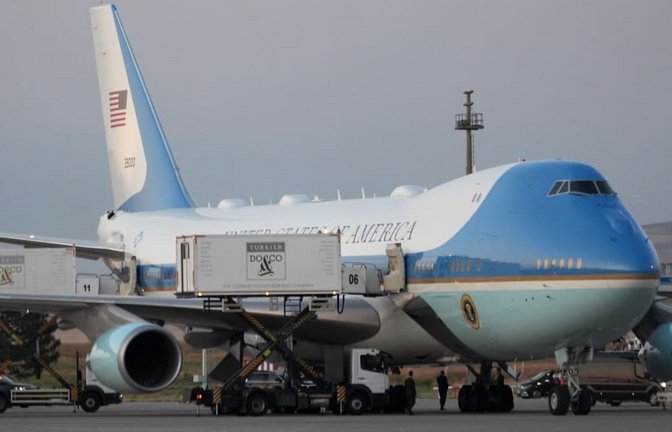 Die „Air Force One“ steht auf dem Rollfeld, bevor US-Präsident Trump nach dem NATO-Gipfel vom internationalen Flughafen Ankara in der türkischen Hauptstadt abfliegt.<span class='image-autor'>Alex Brandon/AP/dpa</span>