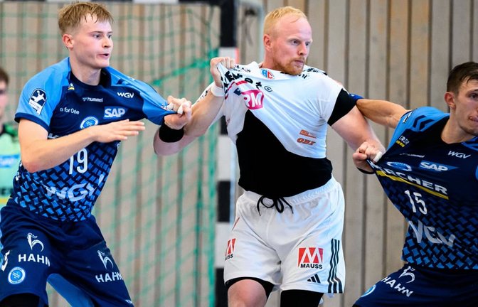 Linus Schmid (li.) und Simone Mengon nehmen HCE-Kreisläufer Sebastian Firnhaber beim Turnier in Altensteig in die Zange&nbsp;– im Pokal kommt es in der Scharrena zu einer Neuauflage.<span class='image-autor'>IMAGO/wolf-sportfoto</span>
